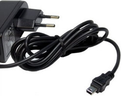 Das USB-Kabel des Simvalley SX-330 wird in den Steckdosen-Adapter gesteckt und so zum Ladekabel